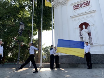 На Думской площади торжественно подняли государственный флаг Украины