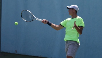 Украинский теннисист Девятьяров вышел в 1/2 финала 15-тысячника в Израиле