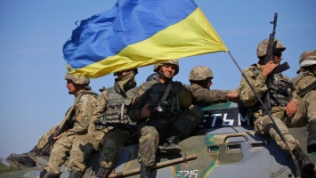 На передовой, на домах и на молчаливых протестах: что означает флаг для украинцев