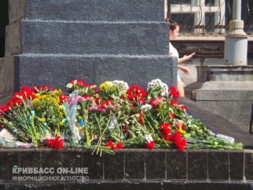 Криворожане возложили цветы к памятнику Шевченко в честь Дня Государственного Флага