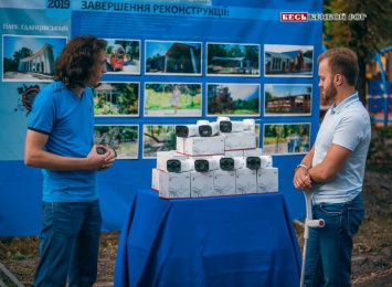 Ради безопасности жителей Кривого Рога Константин Усов устанавливает в Гданцевском парке камеры наблюдения (фото)