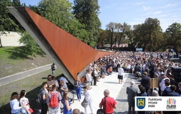 Во Львове открыли мемориал памяти Героев Небесной сотни