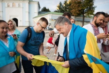 ''Мы должны сохранить Украину!'' Порошенко поучаствовал в масштабном флешмобе ко Дню флага. Яркие фото и видео
