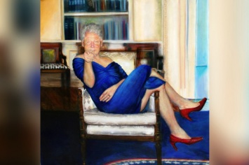 В доме Эпштейна нашли странный портрет Клинтона в платье (фото)