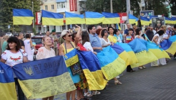 Самый длинный в Украине флаг с автографами бойцов АТО/ООС