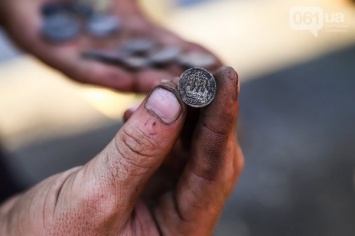 Во время ремонта канализации на Металлургов нашли старинные монеты (ФОТО)