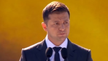 "МакДональдс", "Танец пингвина" и венок Януковича: чем запомнилась речь Зеленского ко Дню Независимости