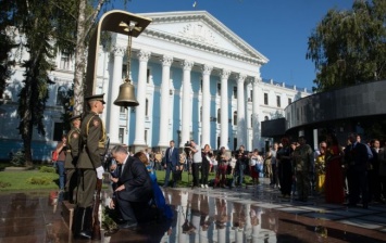 Порошенко почтил память военных, погибших в результате агрессии РФ