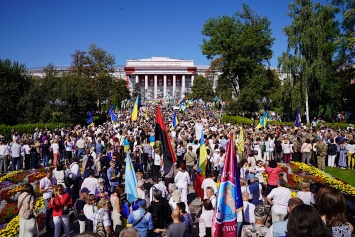 Тысячи людей вышли на Марш защитников ко Дню независимости в Киеве (ВИДЕО)