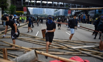 В Гонконге возобновились столкновения между полицейскими и протестующими