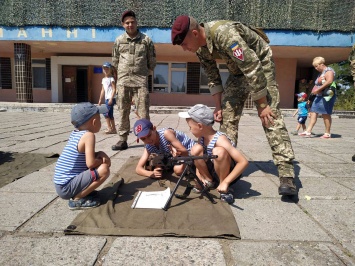 Николаевские десантники в День Независимости Украины организовали выставку вооружения и военной техники (ФОТО)