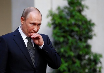 Путин внезапно зашел в раздевалку к хоккеистам и стал героем шуток в Сети