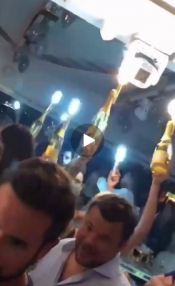 Появилось видео как глава ОП Богдан возглавил шествие девушек с шампанским на День независимости в Сен-Тропе