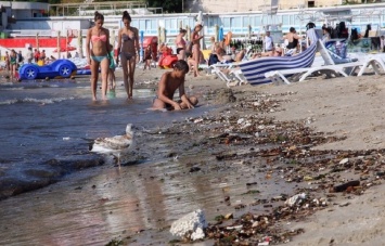 На популярном украинском курорте неожиданно почернело море: подробности и видео с места ЧП