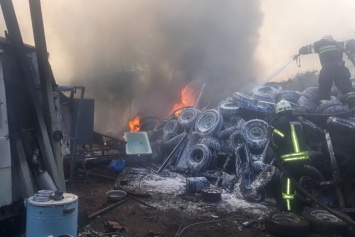 В Харькове горели склады со старыми шинами: пожар уничтожил несколько автомобилей, - ФОТО