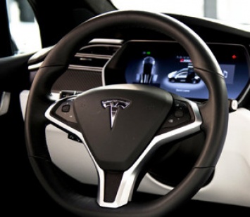 Электромобиль Tesla можно бесконтактно вскрыть за 30 секунд