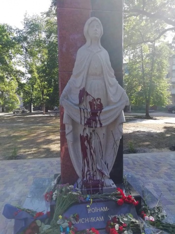 В Житомирской области на День независимости облили краской памятник погибшим участникам АТО