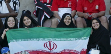 "Один раз можно". В Иране женщинам разрешили сходить на футбол