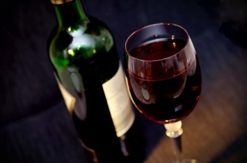 Новое исследование показало, что красное вино помогает побороть депрессию