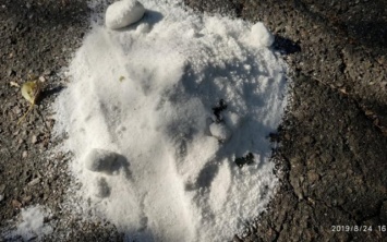 В Николаеве возле детской площадки нашли кучи соли с лезвиями