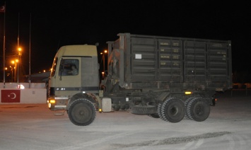 Турция отправляет военную колонну к границе с Сирией