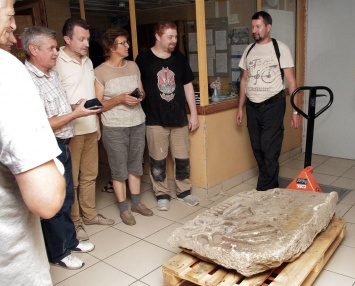 Найденную средневековую плиту из Феодосии передали в Самарский музей и не торопятся возвращать в Крым