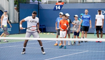 Надежда Киченок вышла на корт Нью-Йорка вместе с юными любителями тенниса