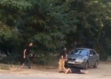 В Мелитополе двое мужчин устроили потасовку из-за женщины (видео)