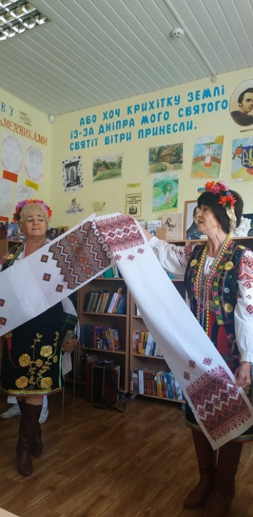 Днепрян по-народному поздравил с праздниками ансамбль «Ивушка»