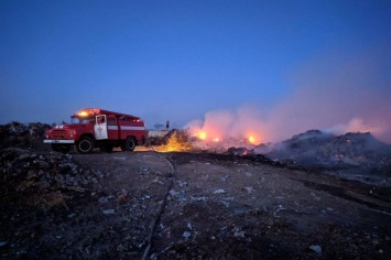 На Днепропетровщине горит сухая трава и отходы на площади 4 га: пожарные борются с огнем, - ФОТО