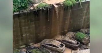 Сильный дождь подтопил во Владивостоке дороги и здания (видео)