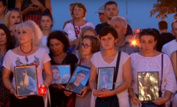 Россиянин на коленях раскаялся перед семьями павших героев: "украинцы, простите нас", видео