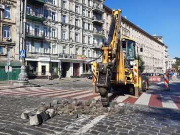 На улице Грушевского начали обустраивать еще один островок безопасности