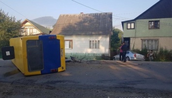 На Закарпатье автобус столкнулся с иномаркой, десять пострадавших