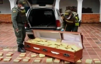 Наркодельцы пытались провезти в гробах 300 кг марихуаны (видео)