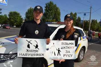 Лисичанские патрульные призывают жителей города спрятать телефоны и снять наушники