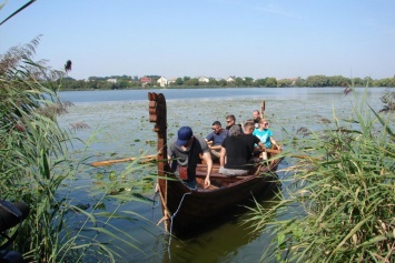 В Киеве на воду спустили 9-метровую лодку викингов