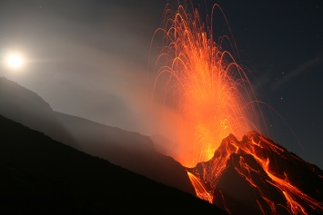 Опасный вулкан проснулся на популярном курорте: кадры огненной стихии