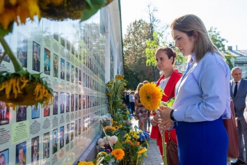 Нардепы возложили цветы к стене памяти с погибшими украинскими солдатами