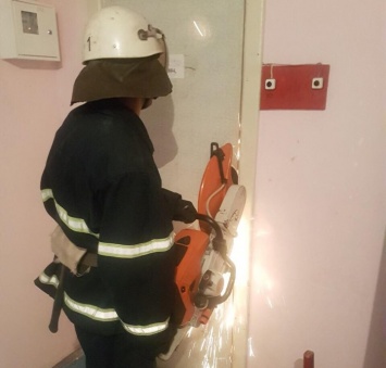 В Николаеве спасатели открыли двери общежития, где оказался заперт 4-летний ребенок