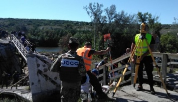 Пиротехники спустились под разрушенную часть моста в Станице