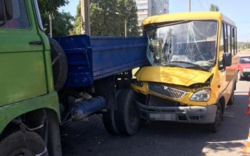 7 пострадавших: В Запорожье ДТП с участием маршрутки, полной пассажиров (ФОТО)