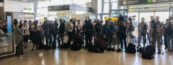 Как в аэропорту "Киев" семь часов ждали пленных моряков и Сенцова из России