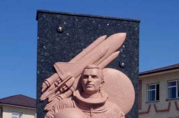 Украинскому космонавту Каденюку открыли памятник в его родном селе на Буковине