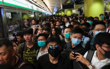 В Гонконге продлили запрет на протесты в метро