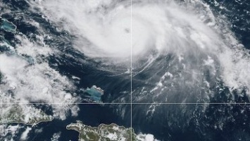 Ураган "Дориан" усилился до 4-й степени, с Багам эвакуируют людей, объявлено чрезвычайное положение