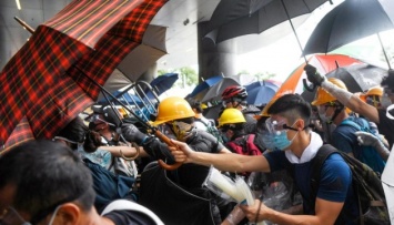 Протесты в Гонконге продолжаются несмотря на запрет, полиция применила газ