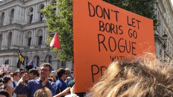 Великобританию охватили протесты против решения Джонсона приостановить работу парламента