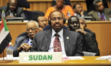 Экс-президенту Судана Баширу суд предъявил официальные обвинения