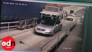 Британца оштрафовали за перевозку одной легковушки на крыше другой (ВИДЕО)